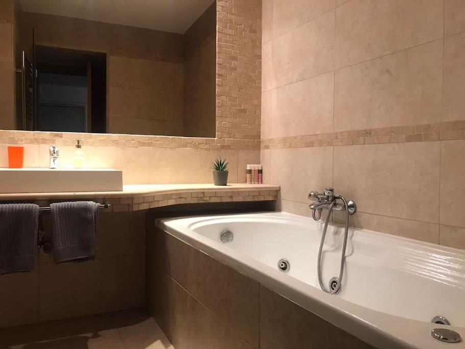 5 Min From Papageorgiou Free Indoor Parking *
